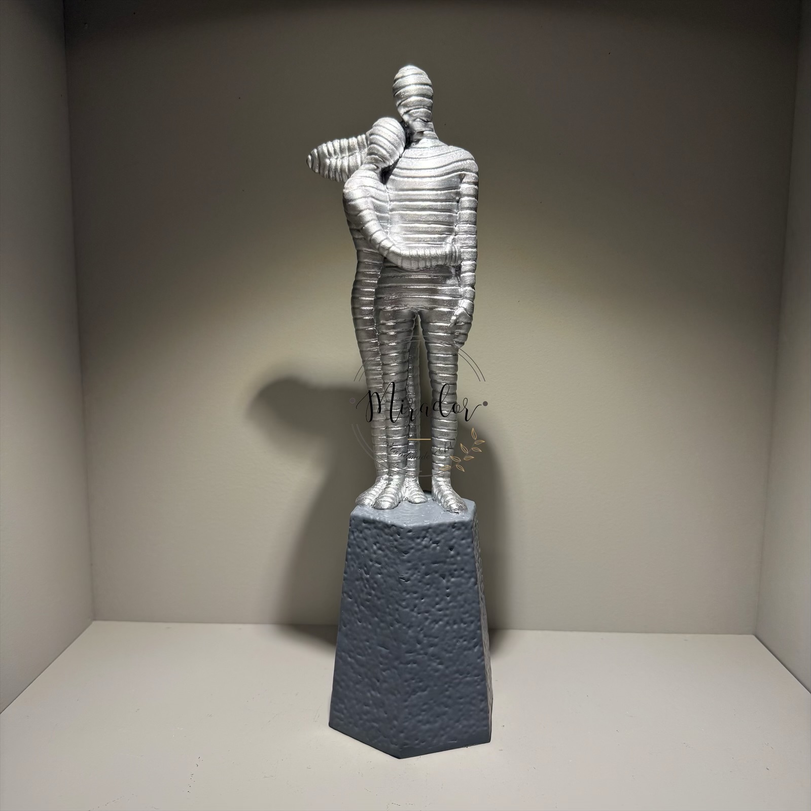 مجسمه دکوری زوج ایستاده روی سنگ